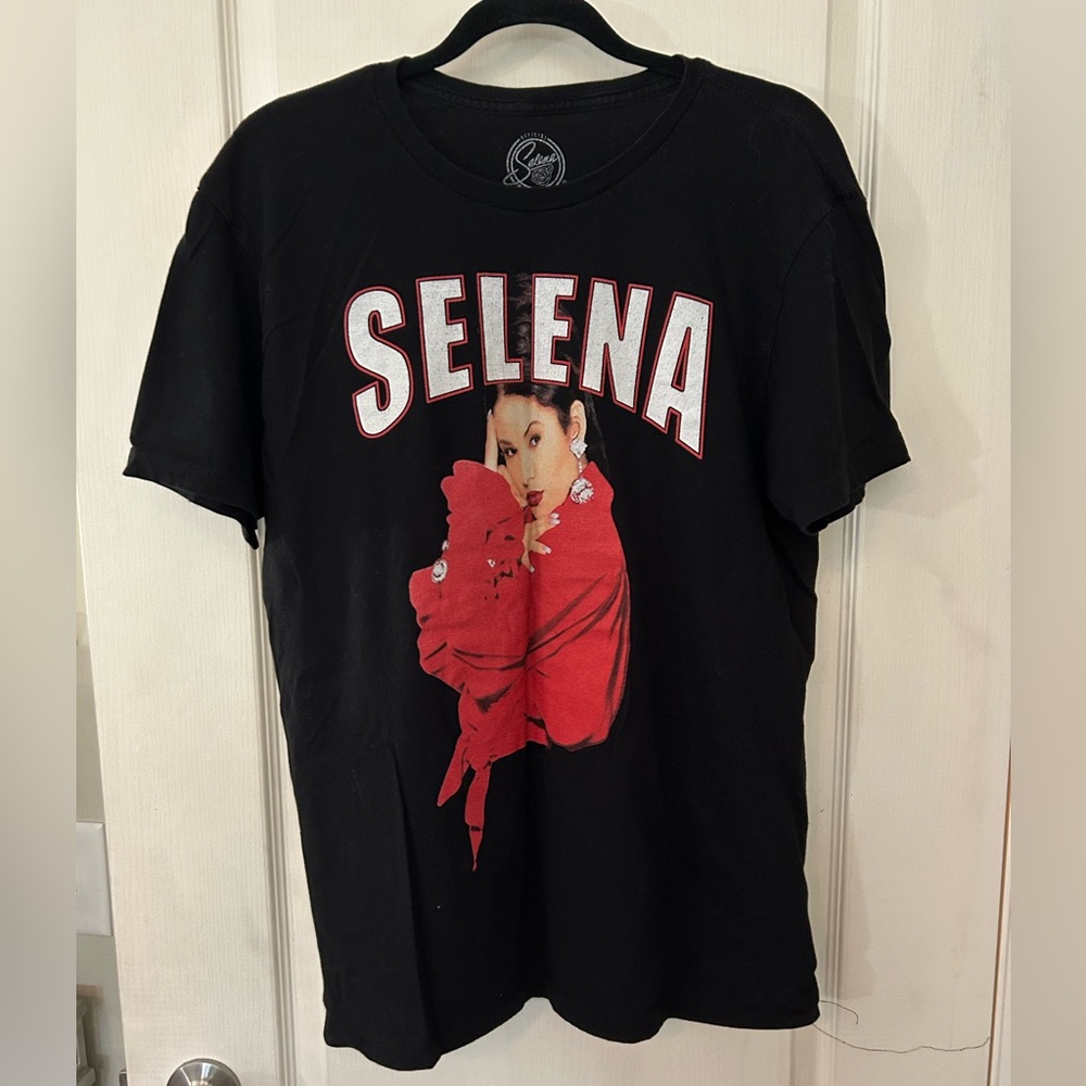 Selena Tee